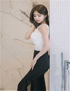 《军训女生-A片扒开双腿进入做视频》