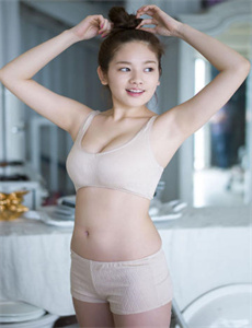 《妖艳女王的尿奴 k-透明胶衣》